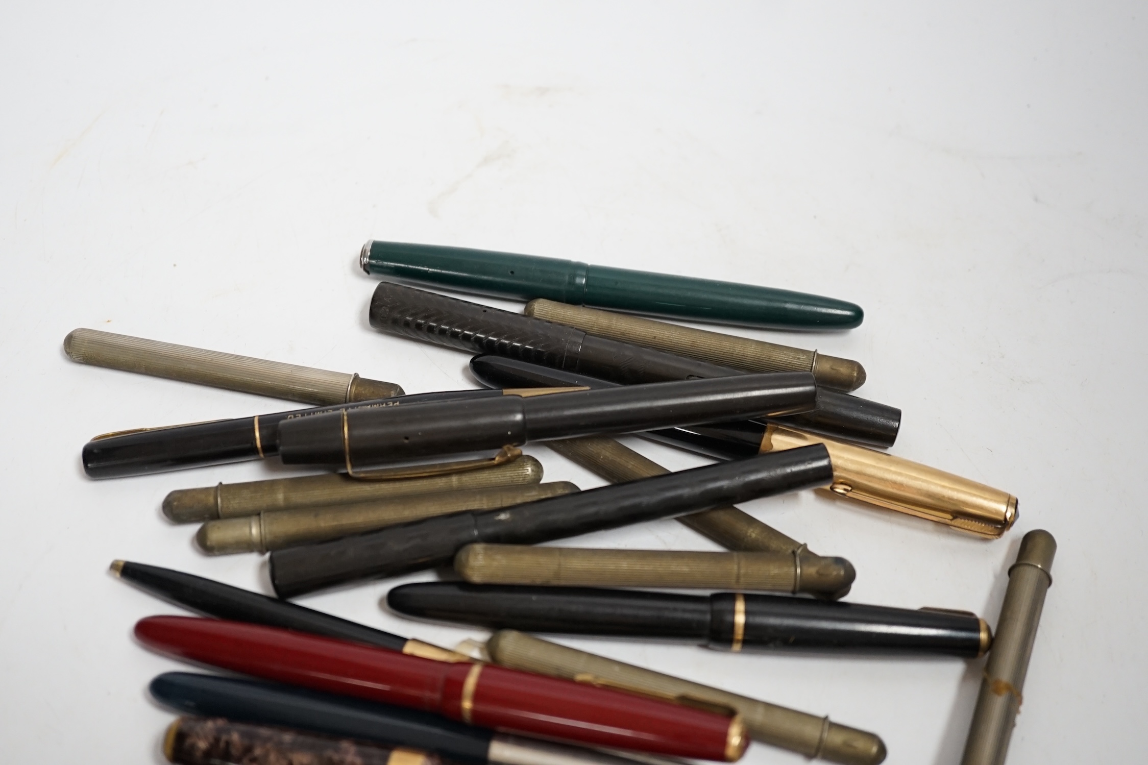 A quantity of fountain pens including Parker. Some with 14k gold nibs